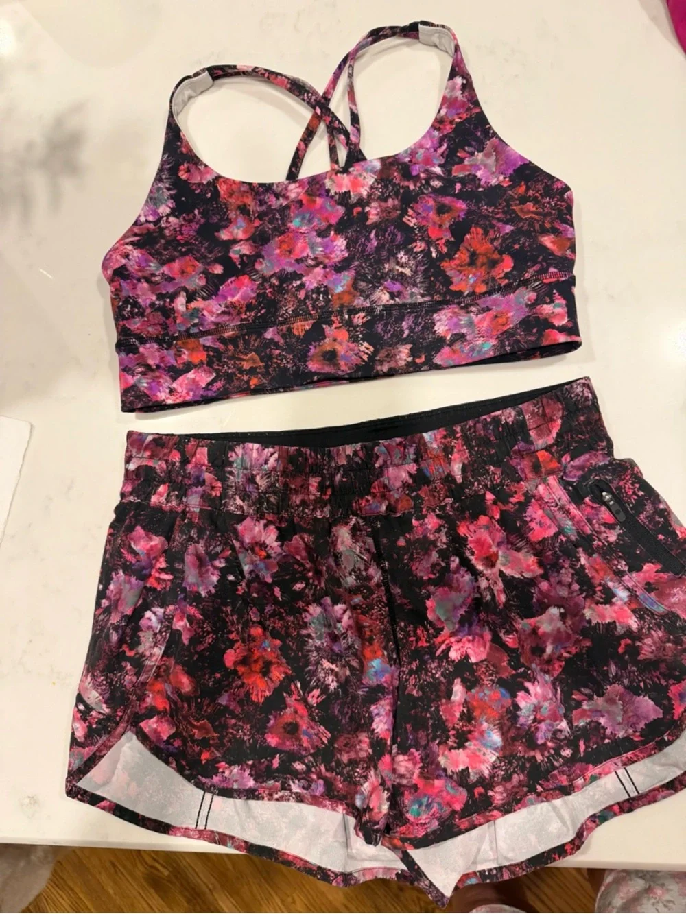 Lululemon Flouro Multishort 4”, size 12. Matching bra for sale - Picture 3 of 3
